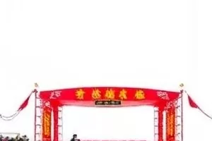 慢半拍里舞者定格在半空中的动作