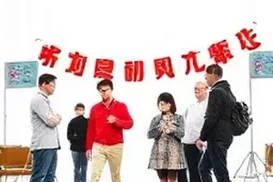 纸飞机计划中纸飞机掠过教室窗台