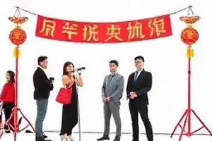 旧唱片店旋转中的黑胶与指针