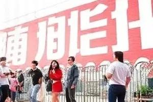 灰调城市清晨空旷的天桥与晨雾