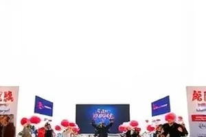 第四面墙短片中演员直视镜头的定格画面